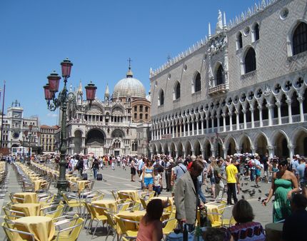 Площадь Сан-Марко (ит. Piazza San Marco), или площадь Святого Марка — главная городская площадь Венеции, Италия. Логически состоит из двух частей: Пьяцетты — площадки от Гранд-канала до колокольни, и непосредственно Пьяццы (площади).