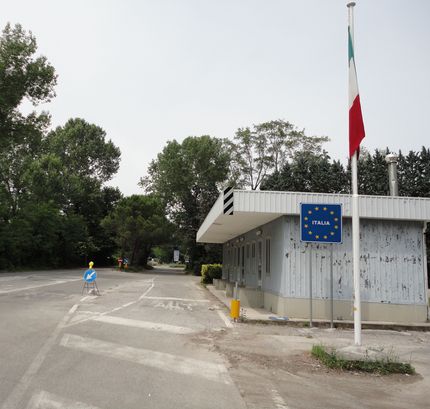 Итальянский пограничный пункт - видно, что здесь никогда не кипела работа